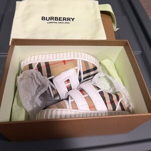 Burberry Kids Sneakers in Beige and White